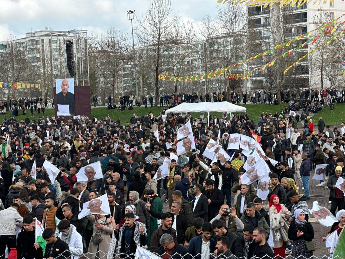 Gel bi dirûşma ‘Bijî Serok Apo’ herikîn qada newroza Amedê