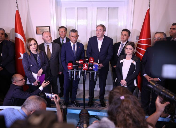 CHP dikarê vê pêvajoyê bi kongreyeke demokratîk derbas bike