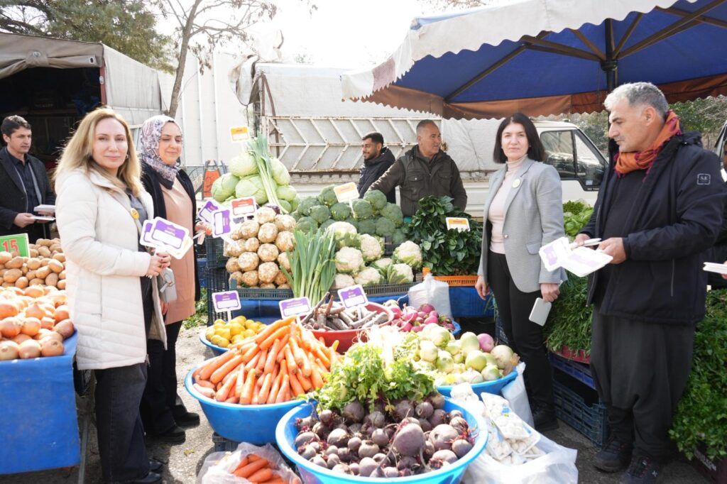 Etîketên kurdî li bazara Amedê hatin belavkirin