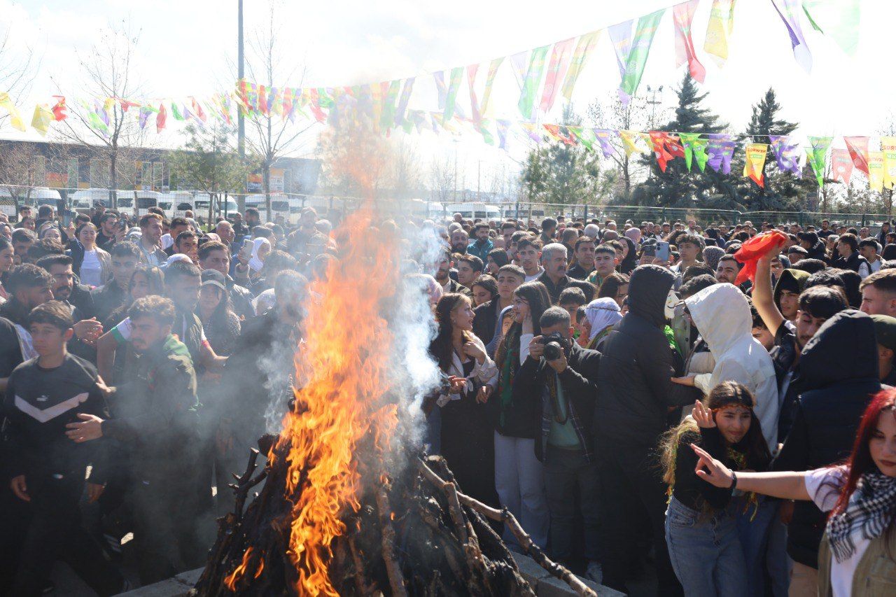 Li 7 navçeyên Amedê agirê Newrozê geş bû