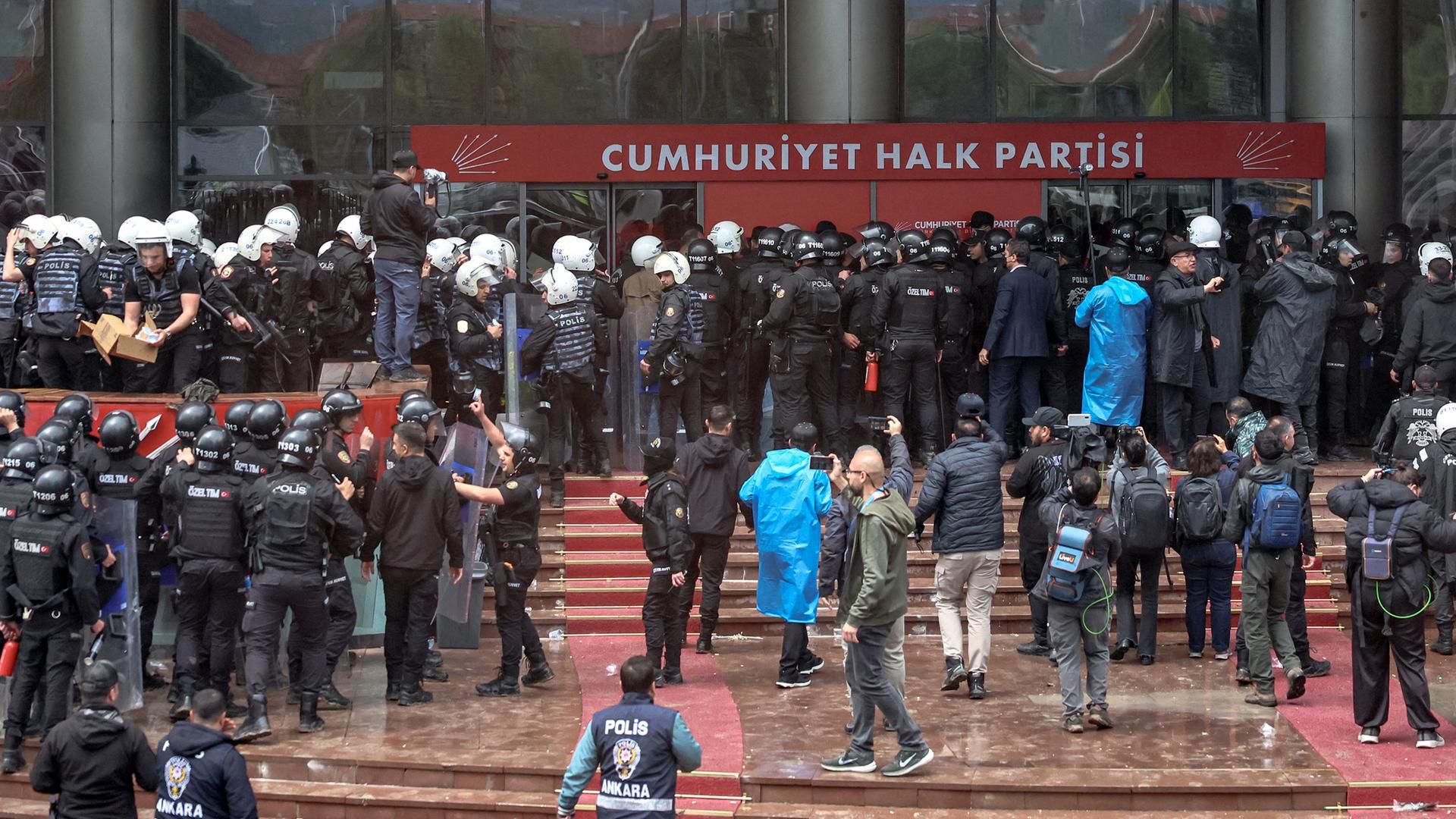 28 wekîlên CHP'ê ji Meclîsa Partiyê îstifa kirin