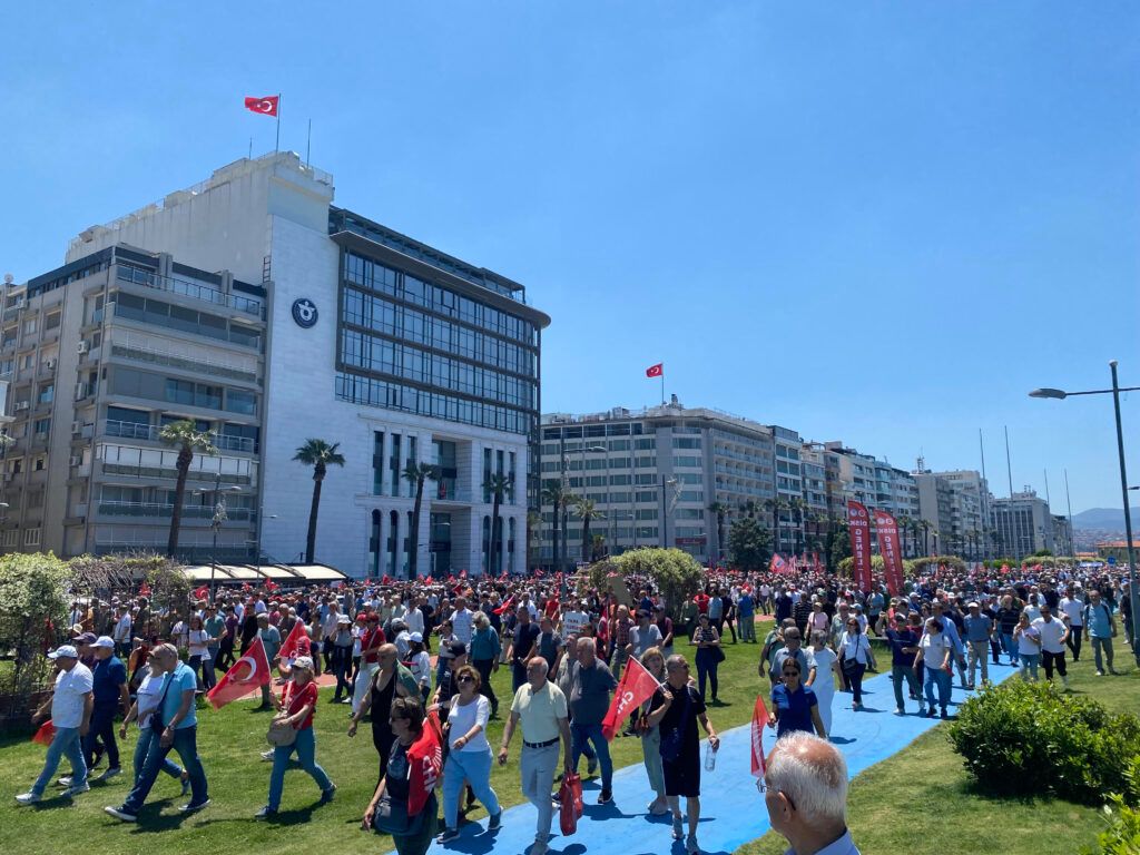 Li Îzmîrê Polîsan bi ava şit û xaza îsotê êrîşî CHPiyan kir