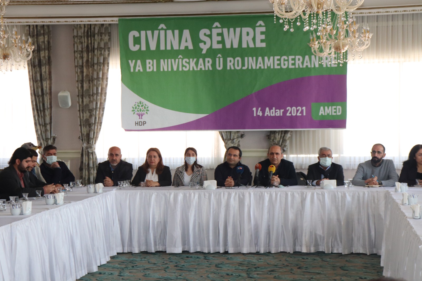 Nivîskar û rojnameger li Amedê civiyan