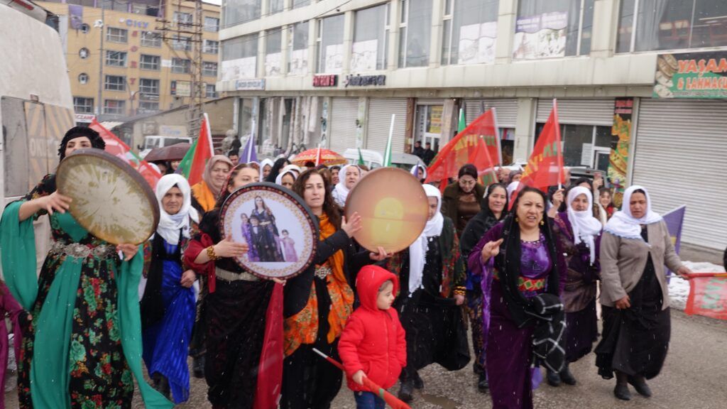 Jin bi cilên neteweyî ji bo 8ê Adarê meşiyan