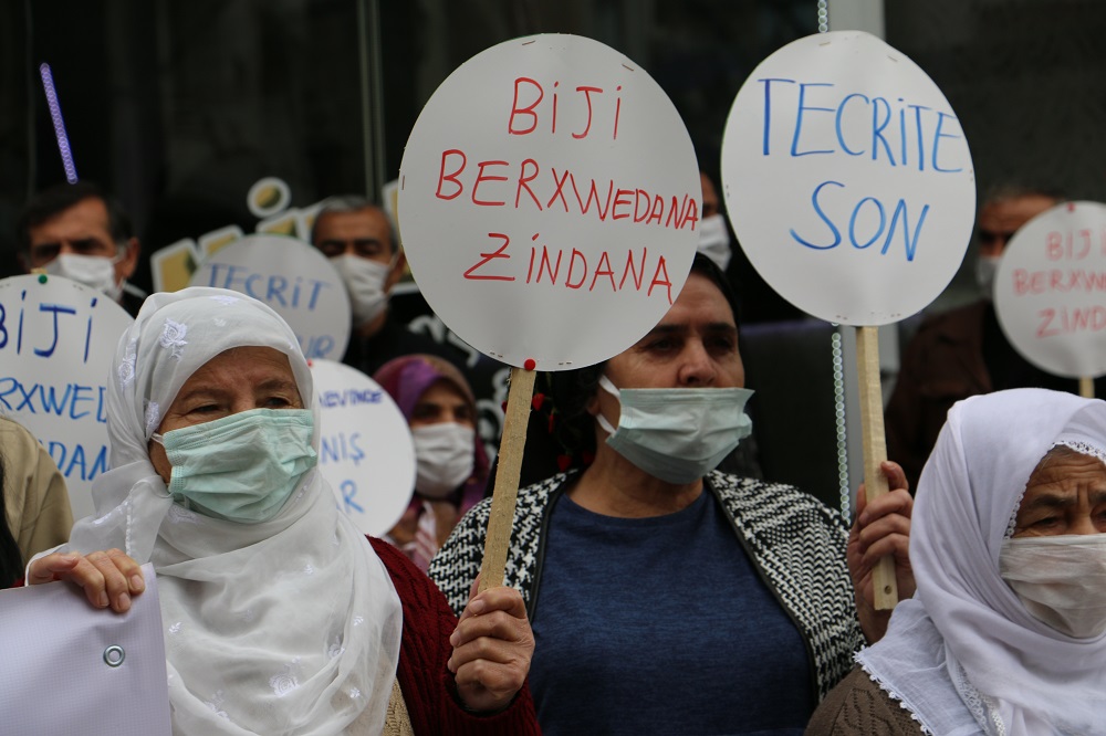 Heyam heyama rûxandina dîwarên Îmraliyê ye