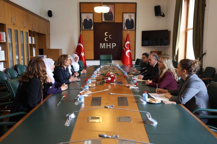 Dayikên Aştiyê serdana koma MHPê kirin