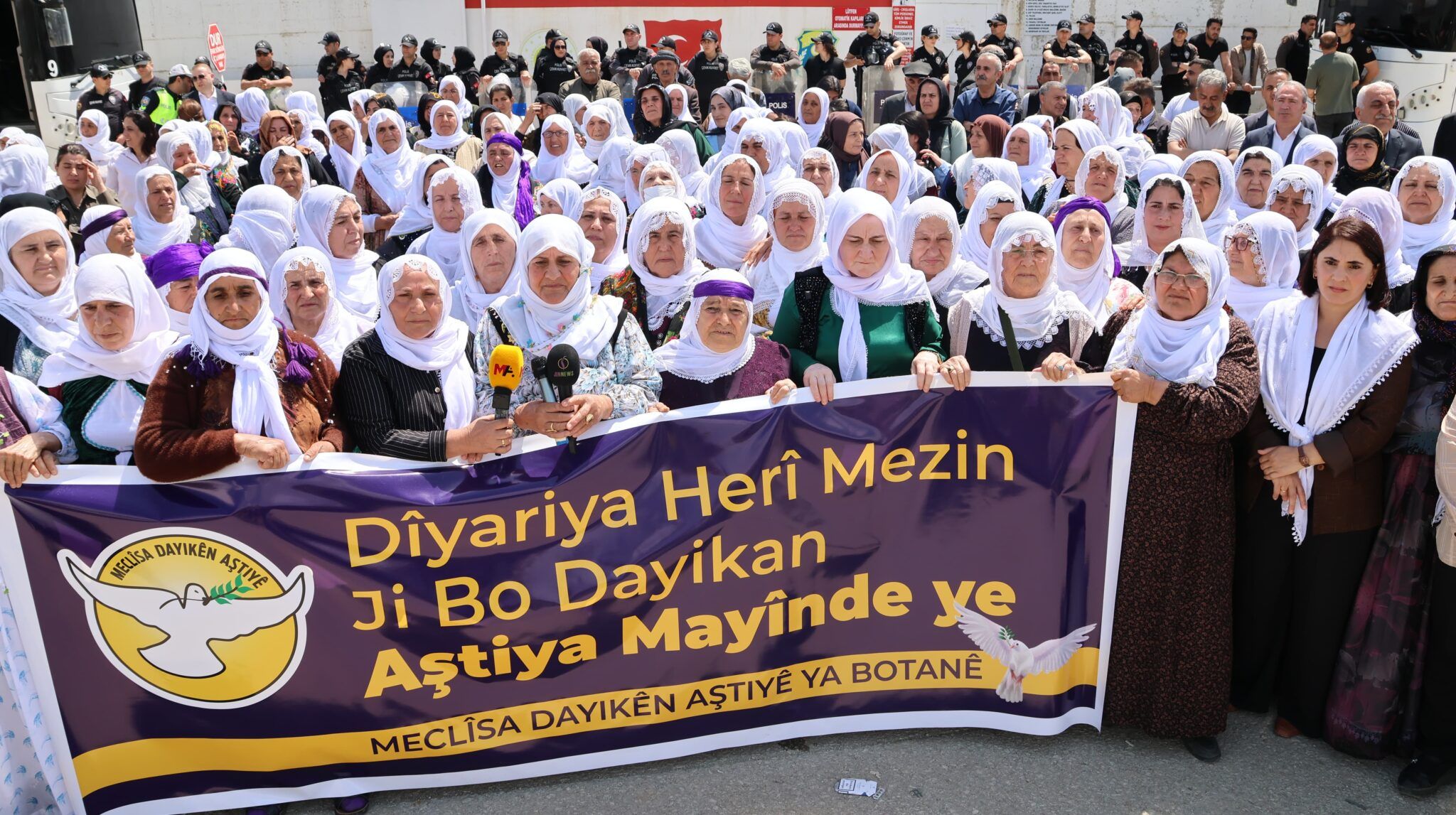 Dayikên Aştiyê daketin qadan