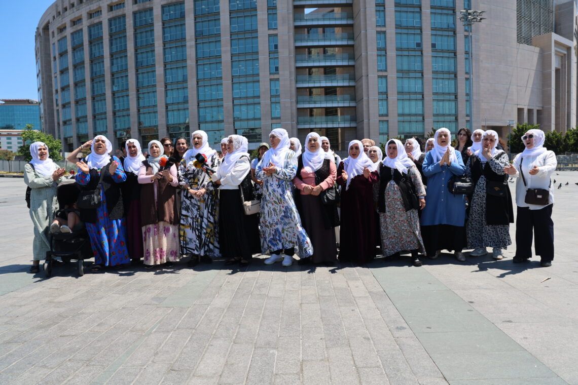 Dayikên Aştiyê giliyê Rahmî Koç kirin