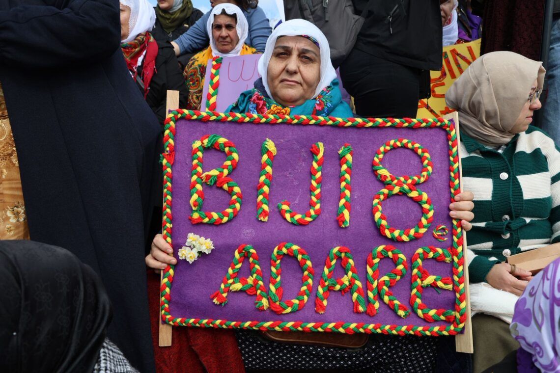 Dayika Aştiyê Rewşan Doner qeza derbas kir û bi giranî birîndar bû
