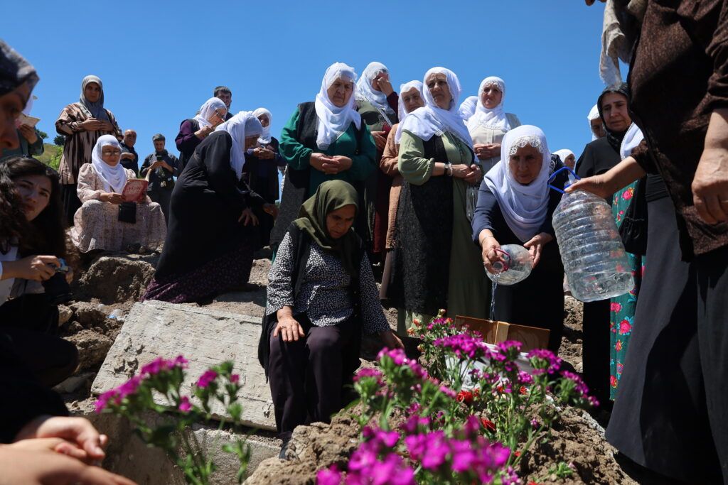 Meclîsa Dayikên Aştiyê çû serdana gora Munîbe Koç