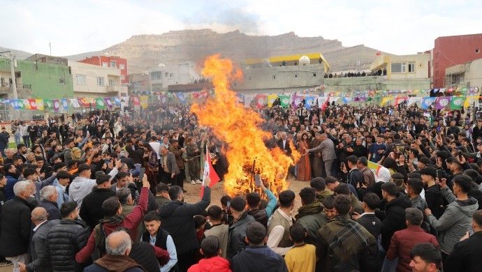 Li Dêrikê agirê Newrozê bi dirûşma ‘Bijî Serok Apo’ vêxistin