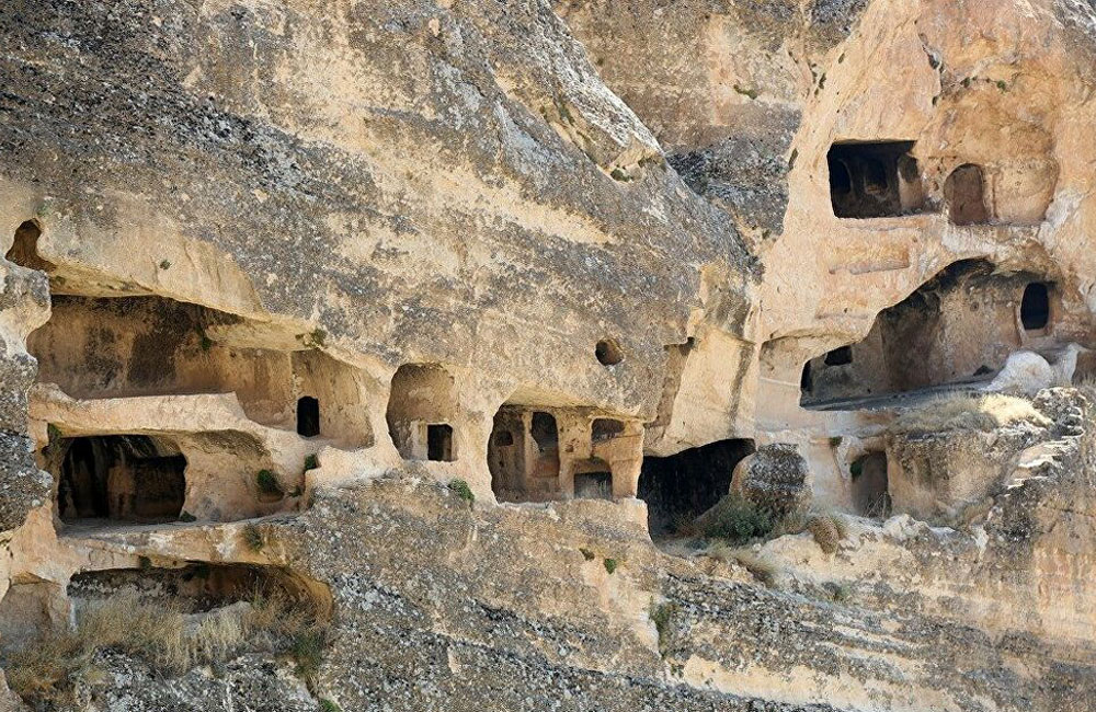 Paytexta mirovahiyê ya yekem; şikeftên Hesûnê