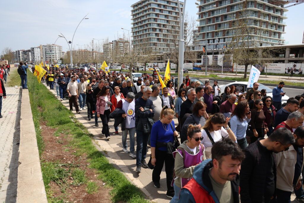 Egîtîm Sen a Amedê: Bêyî aştiyê perwerdehiya bi ewle nikare bê avakirin