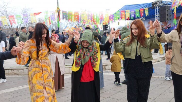 Li Enqerê Newroz bi beşdariya gelek beşên civakê yên cuda hate pîrozkirin