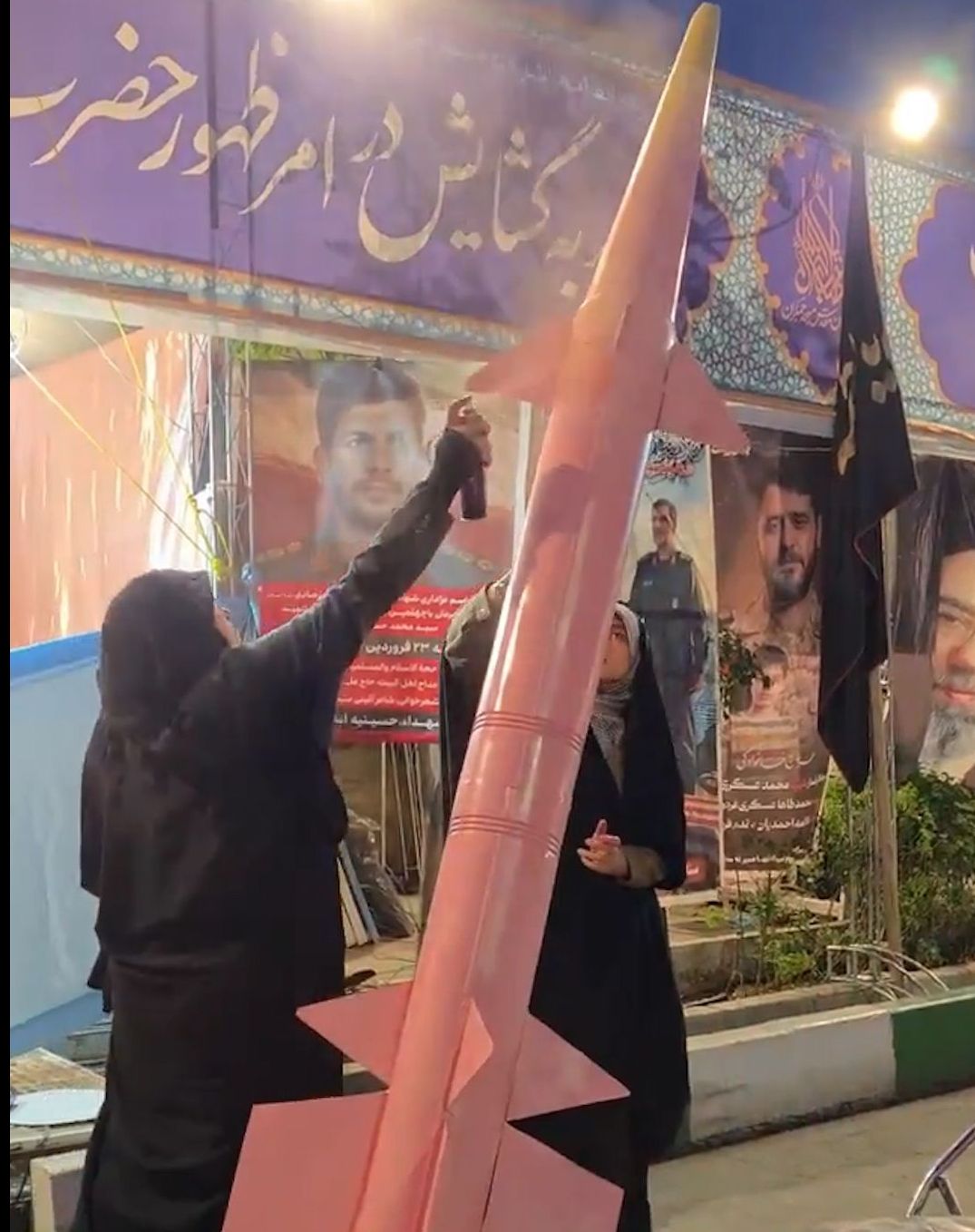 Mûşekên pembe yên li dijî Jin Jiyan Azadî!