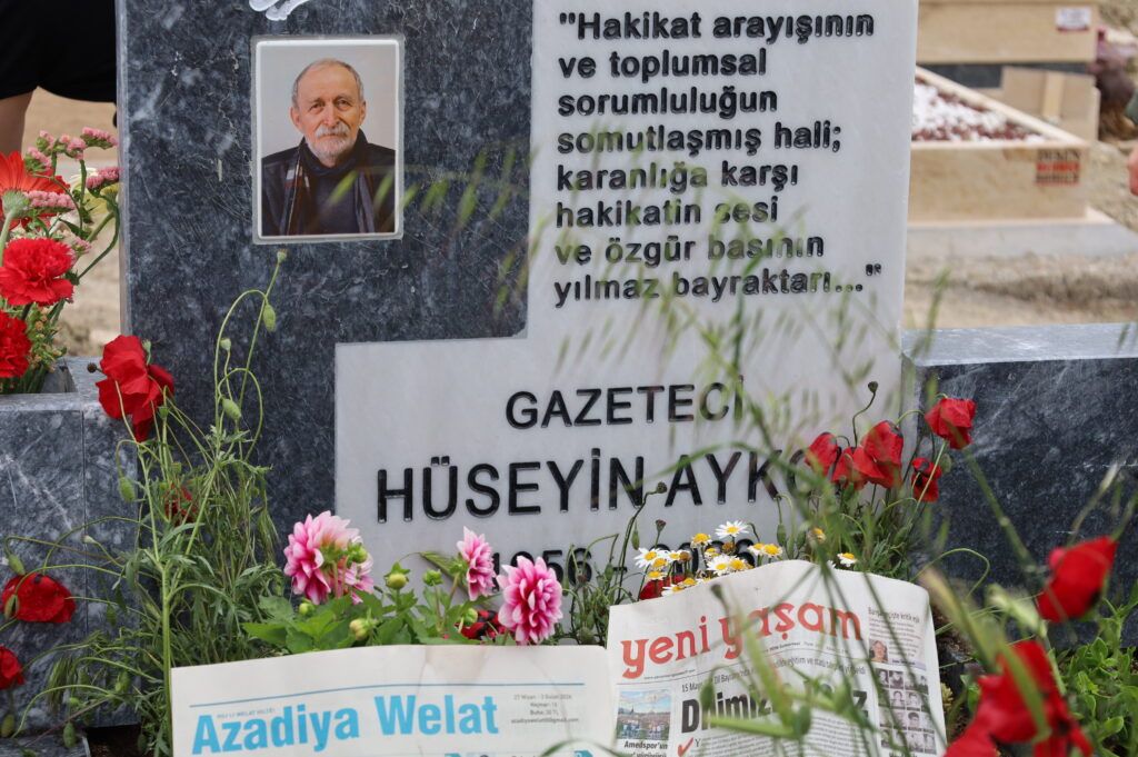 Heval û hogirên Huseyîn Aykol serdana gora wî kirin