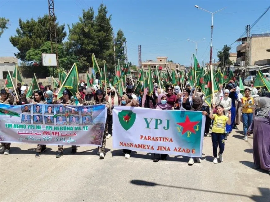 Jin bi girseyî ji bo piştgiriya YPJê meşiyan