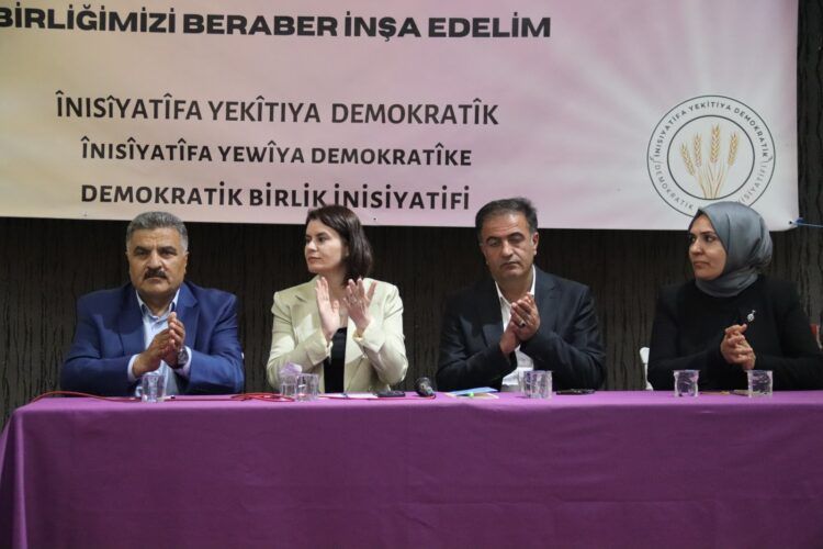 Înîsiyatîfa Yekîtîyê li Îzmîrê bi gel re civiya: Sîwana Kurdistanî çareserî ye