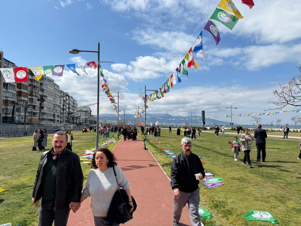 Pirozbahiya Newroza Îzmîrê dest pê kir