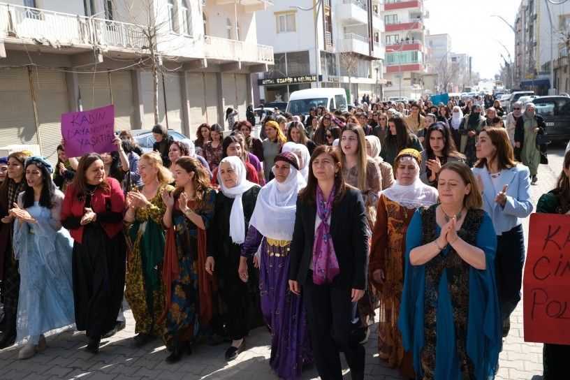 Jin li Xana Axpar meşiyan: Em ê jiyaneke demokratîk ava bikin 