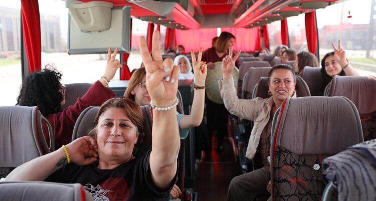 Li Enqereyê jin ber bi Gemlîkê ve bi rê ketin