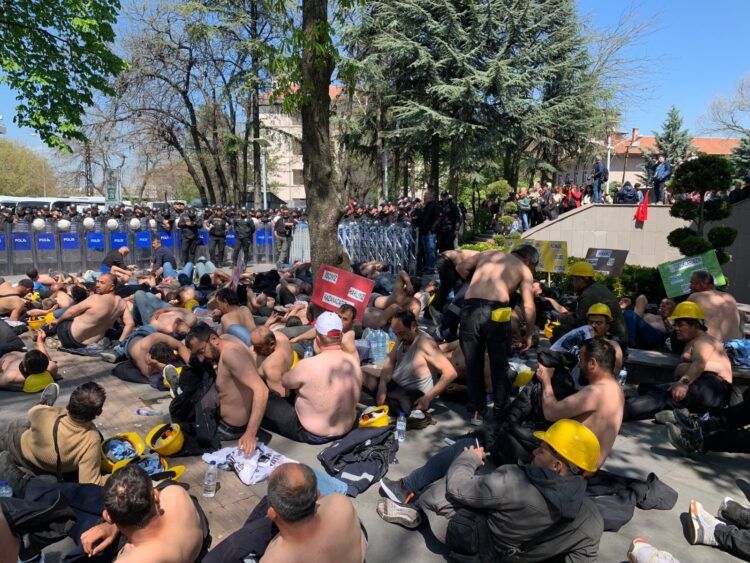 Polîsan êrişî karkerên madenê kir