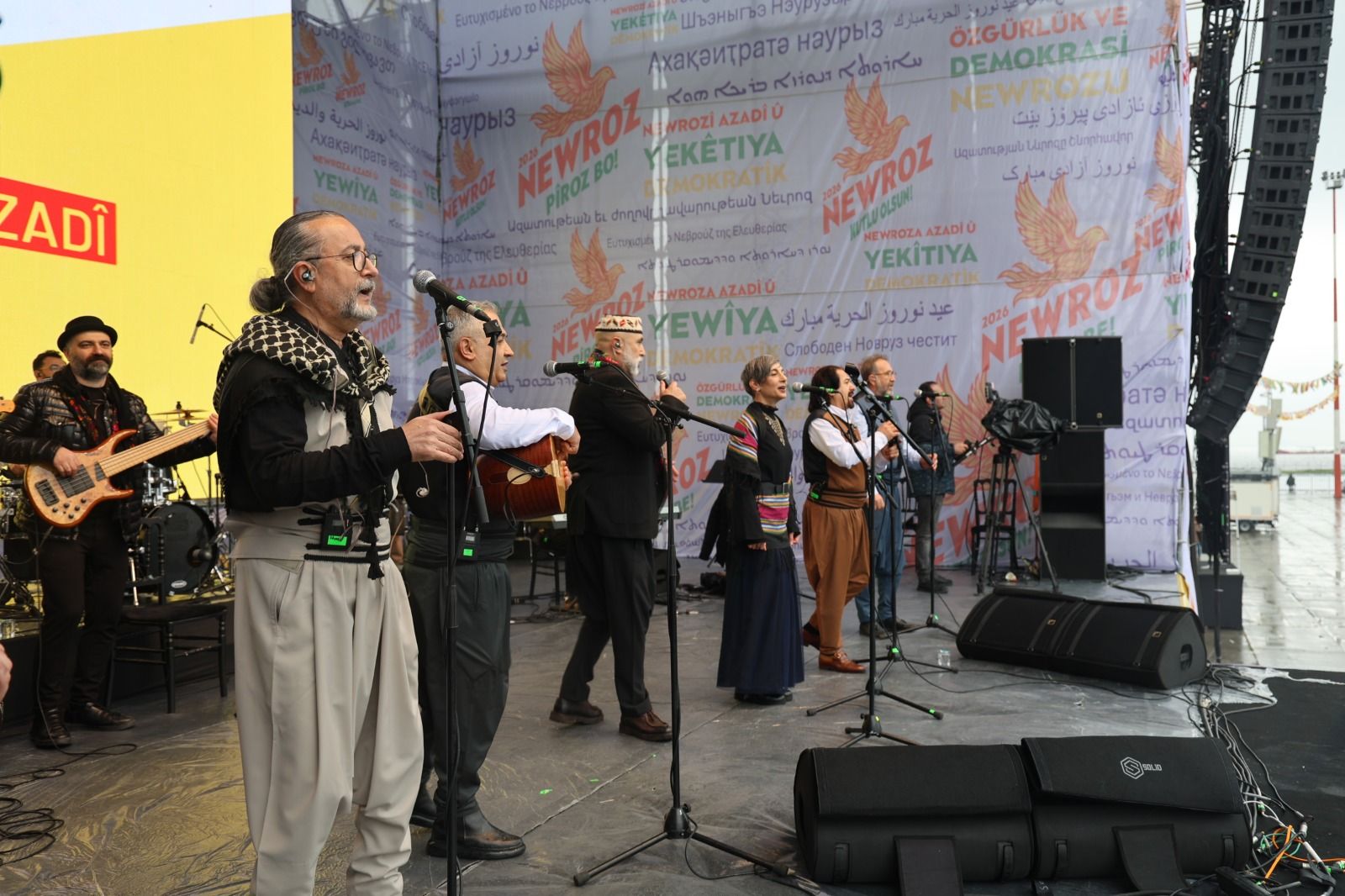 Pîrozbahiya Newroza Stenbolê bi stranên Koma Amed bi dawî bû
