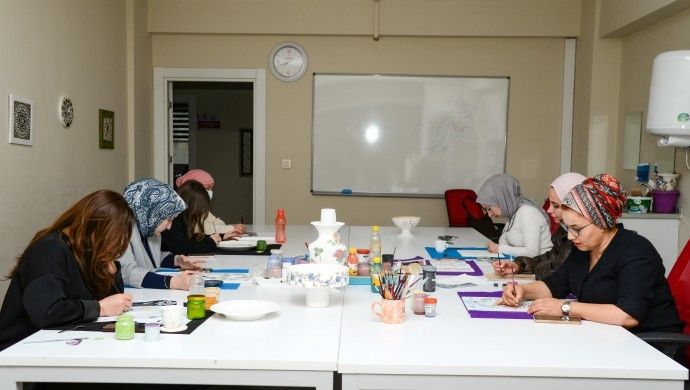 Jinên li kursên DÎSMEKê hildiberînin