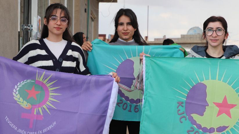 Mexmûr bi alên rengîn hat xemilandin