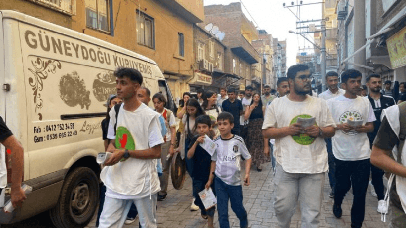 Ciwan ji bo banga mîtîngê derketin qadan 