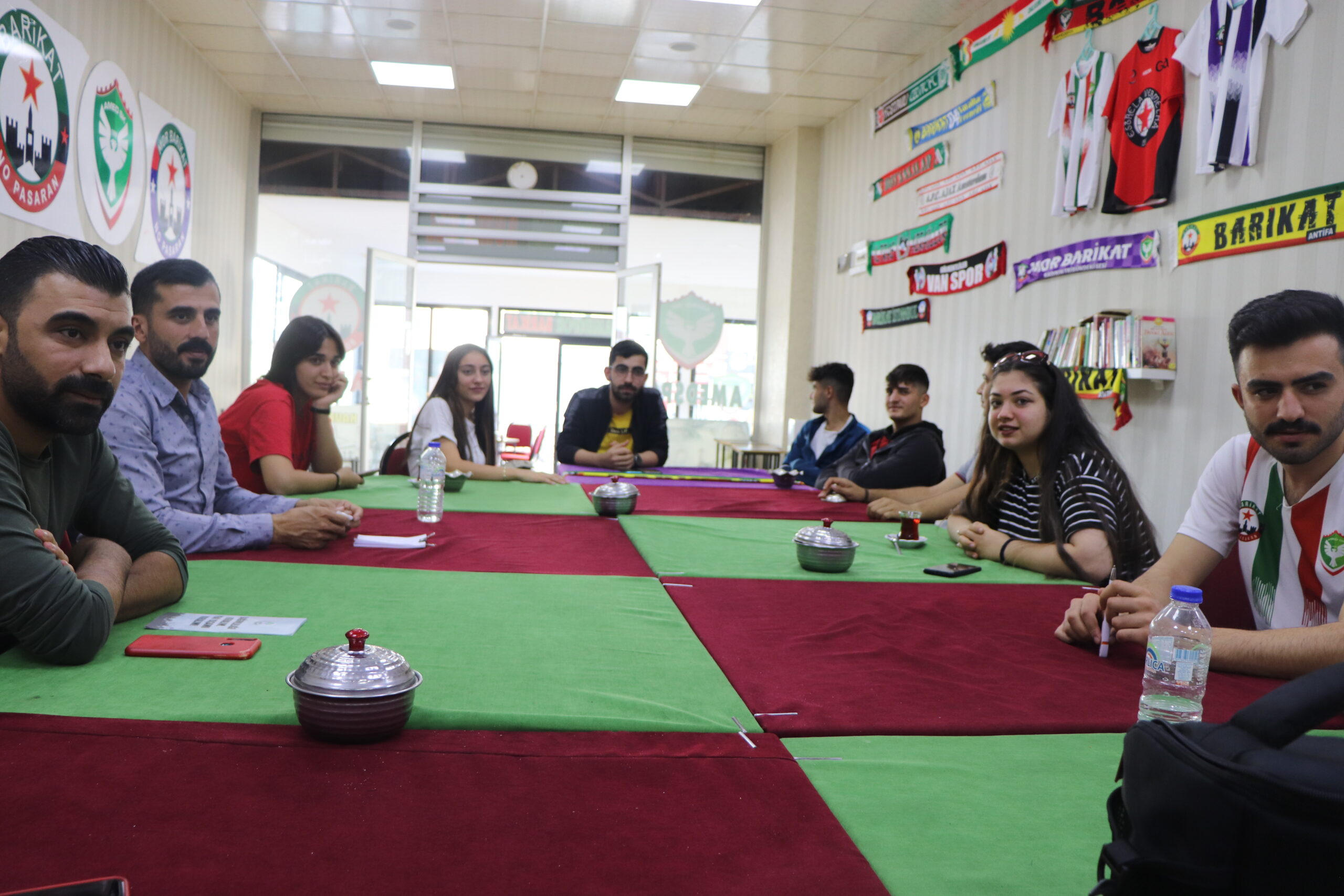 Mor Barîkat: Ezber bi hev re tên hilweşandin