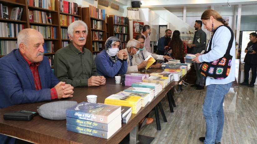 PENa Kurd û Komeleya Wêjekarên Kurd pirtûkên girtiyan îmze kirin