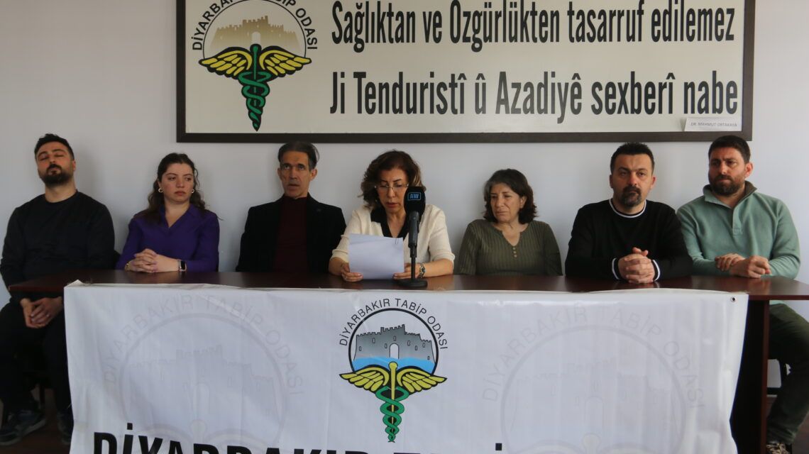 Odeya Bijîşkan a Amedê xelatê diyarî Sirri Sureyya Onder kirin