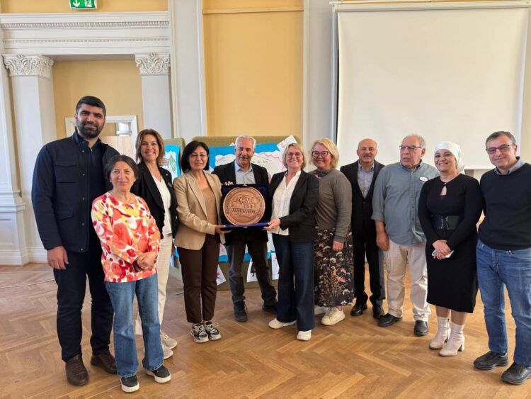 Lijneya Şaredariya Peyasê li Swêdê serdana Navenda Perwerdeya Pirzimanî kir