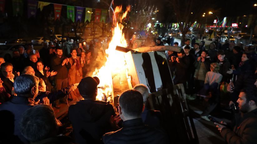 Li Peyas a Amedê agirê Newrozê hat vêxistin