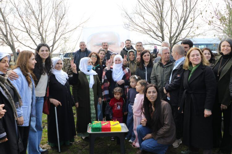 Ji bo azadiya Rêber Apo em ê têbikoşin