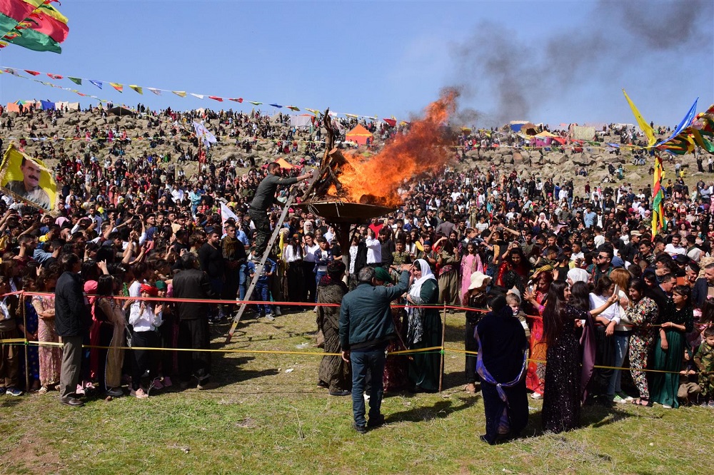 Li Newroza rojavayê Kurdistanê peyamên yekitî û şikandina tecrîdê hatin dayîn