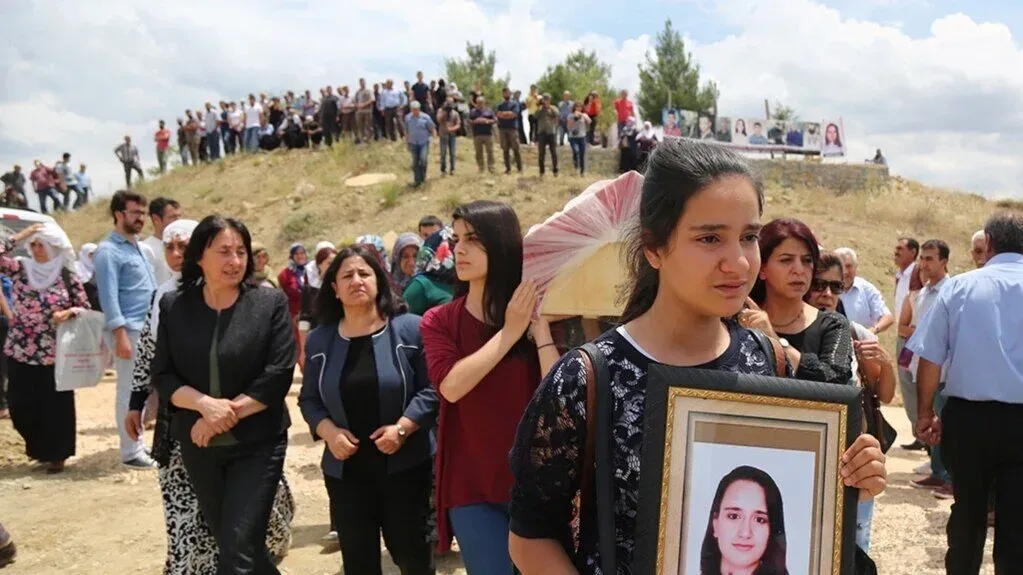 Nameyê Estareyêke: Rozerîn Çukur