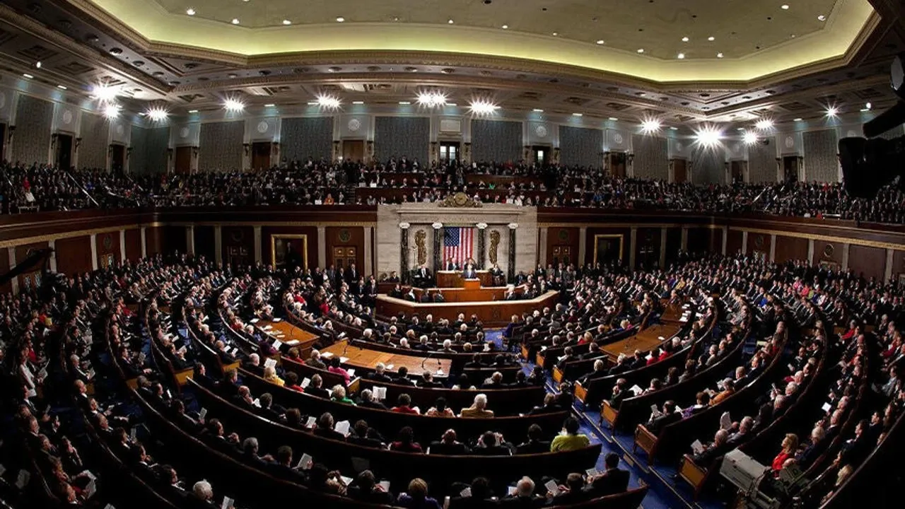 Senatoya Amerîka rê li siyaseta şer a Trump vekir