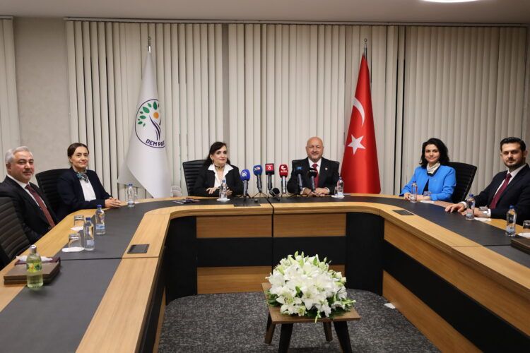 AKPê serdana DEM Partiyê kir: Divê statuya birêz Ocalan pêk were 