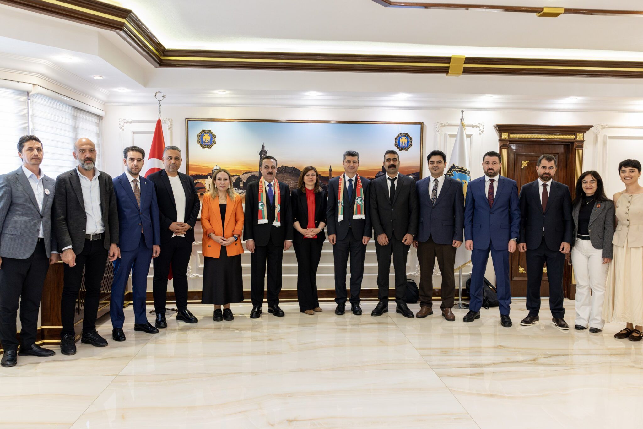 Waliyên Hewlêr û Dihokê serdana Şaredariya Amedê kirin
