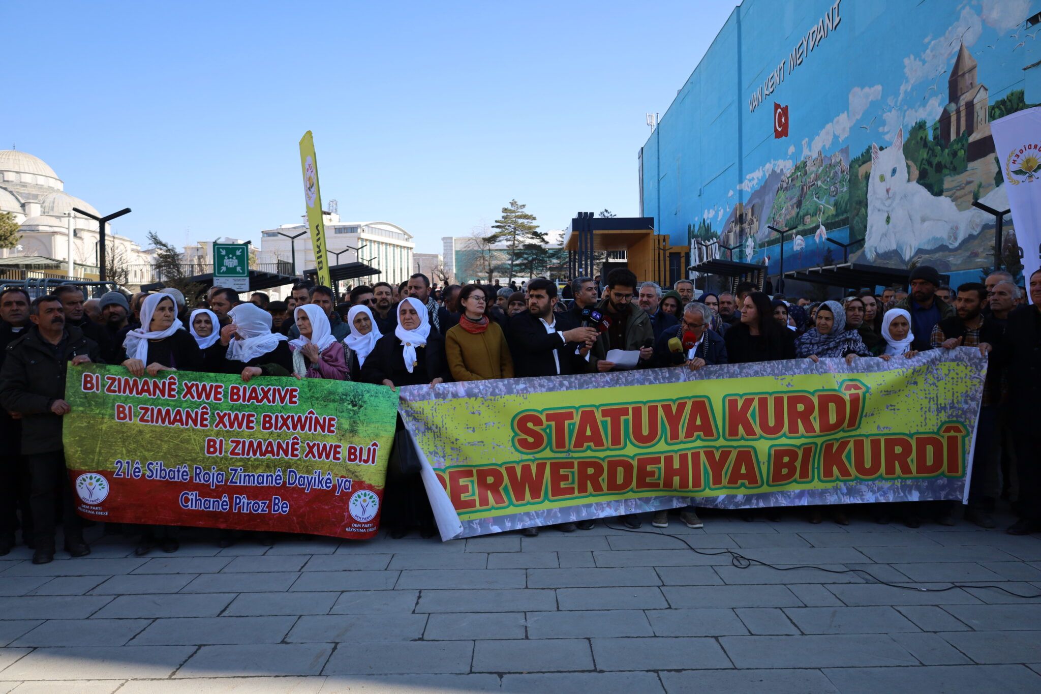 Li Serhedê ji bo kurdî bang kirin