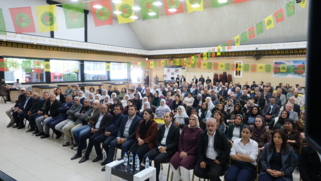 Statuya Rêberê Gelê Kurd statuya Kurdan e