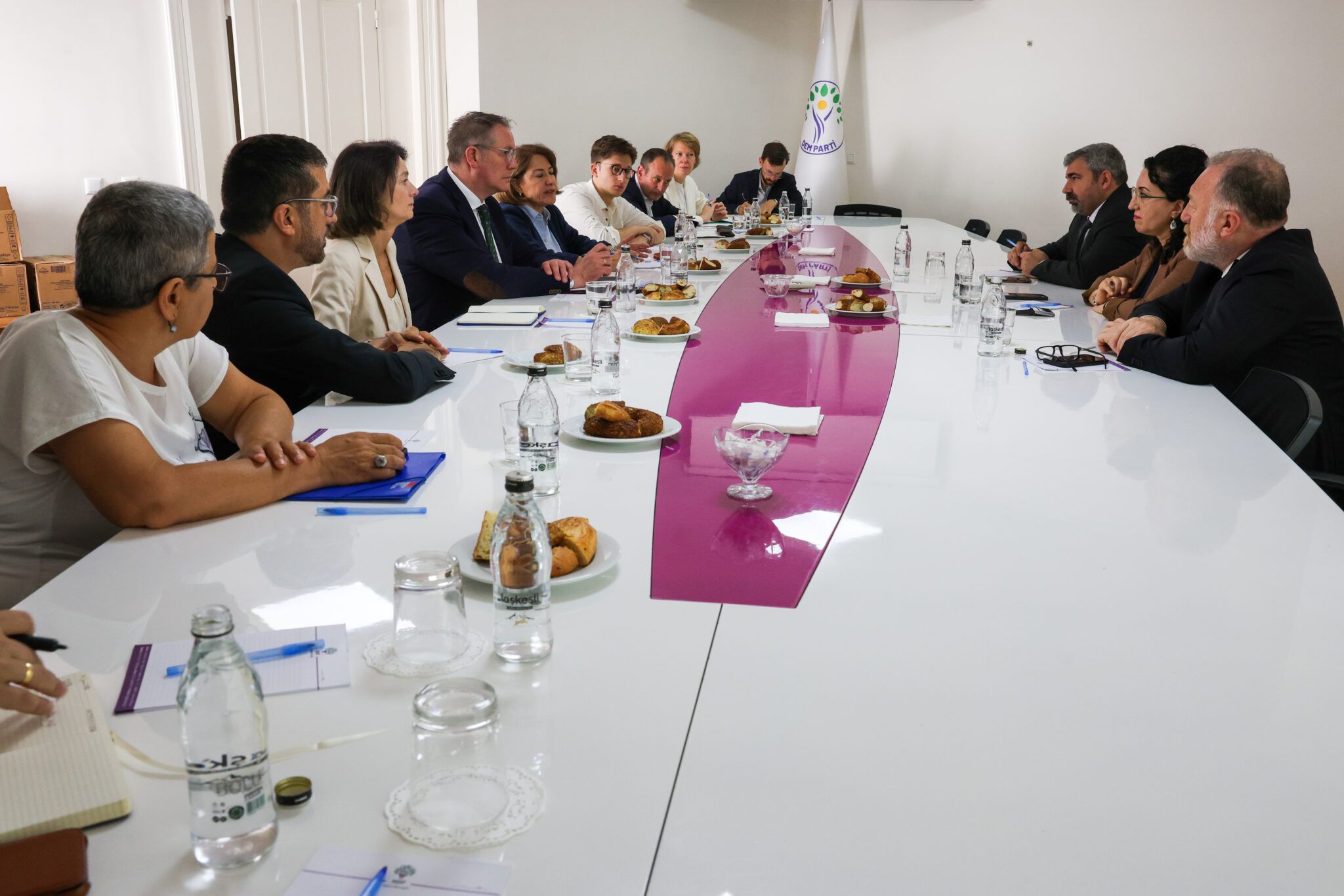 Heyeta SPDê ji bo gotûbêjkirina pêvajoyê çû serdana DEM Partiyê