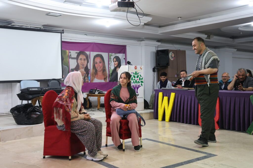 Ciwanên DEM Partiyê li Stenbolê Cejna Kurdî pîroz kirin