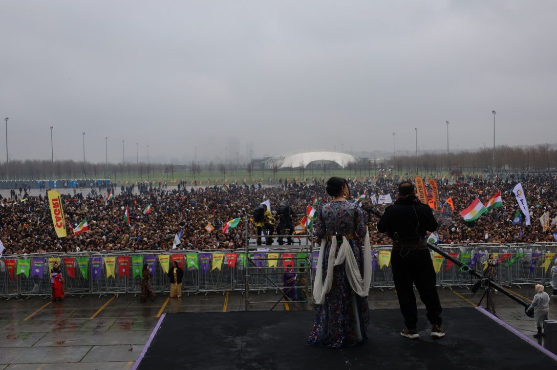 Li Stenbolê pîrozbahiya Newrozê bi rêzgirtinê dest pê kir