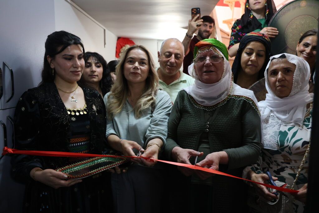 Kurdên li Stenbolê Zimanxane vekirin