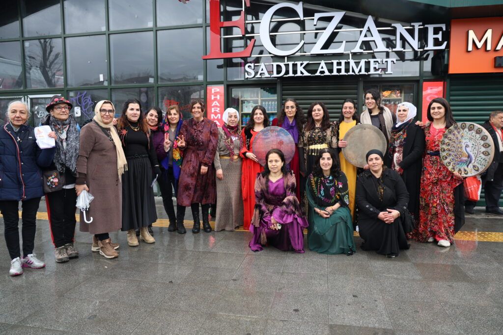 TJAyê di çarçoveya pîrozbahiyên Newrozê de li Bakirkoyê bi cil û bergên Kurdî meş li dar xist