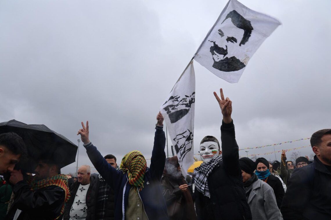 Qada Newroza Stenbolê bi wêneyên Abdullah Ocalan xemilî