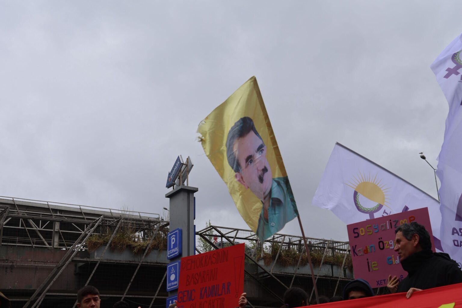 Di pîrozbahiyên 1ê Gulanê yê Stenbolê de wêneyê Abdullah Ocalan hat vekirin